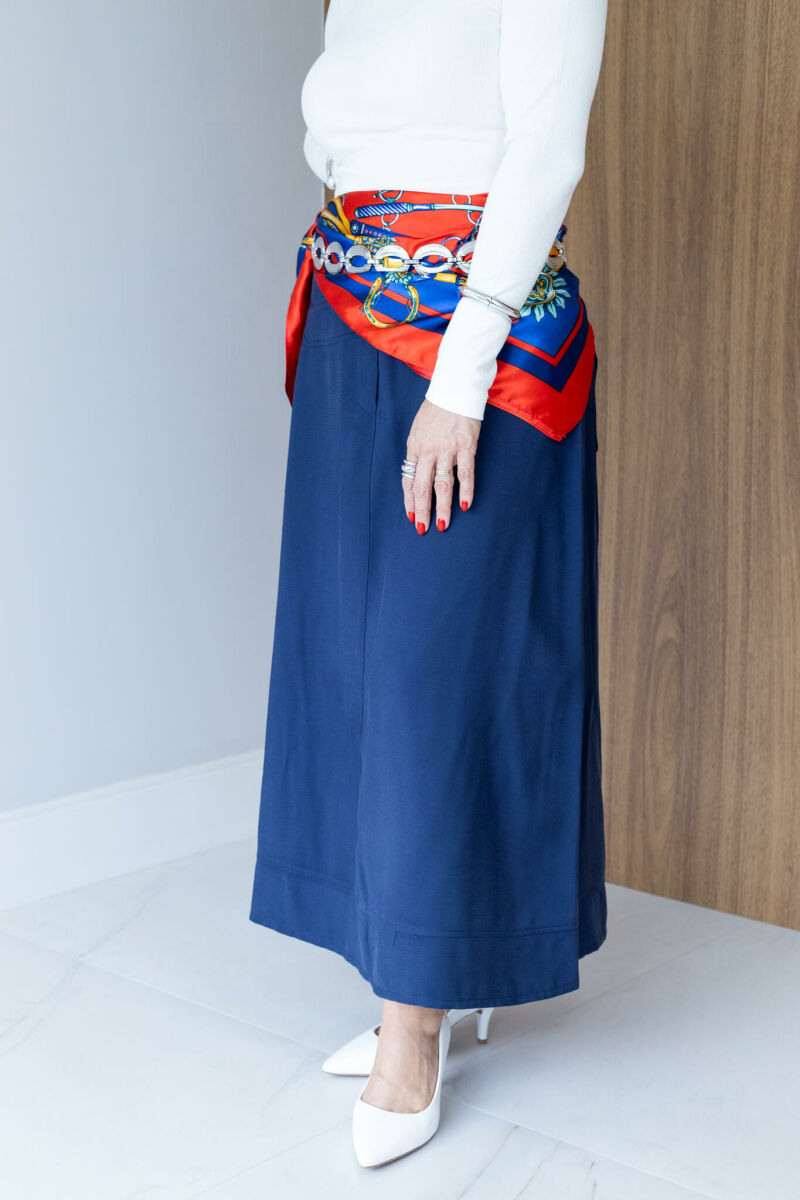 Imagem de Saia Brendah Midi - Azul Marinho - com Elástico na Cintura – Versátil e Confortável